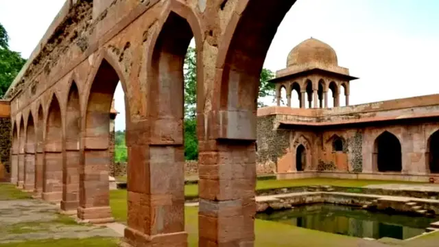 અકબરે માહમ અંગાના પુત્ર અધમ ખાનના નેતૃત્વ હેઠળ પોતાના સૈન્યને માર્ચ, 1570માં માલવા તરફ રવાના કર્યું હતું