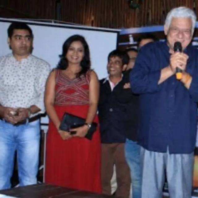 ओमपुरी के साथ ख़ालिद किदवई (एकदम बाएं)