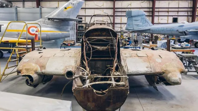 Самолет, который сейчас восстанавливают в Аризоне, совершил вынужденную посадку на озеро в ходе операции по прорыву блокады Ленинграда в 1944 году