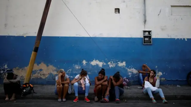 mujeres esperando