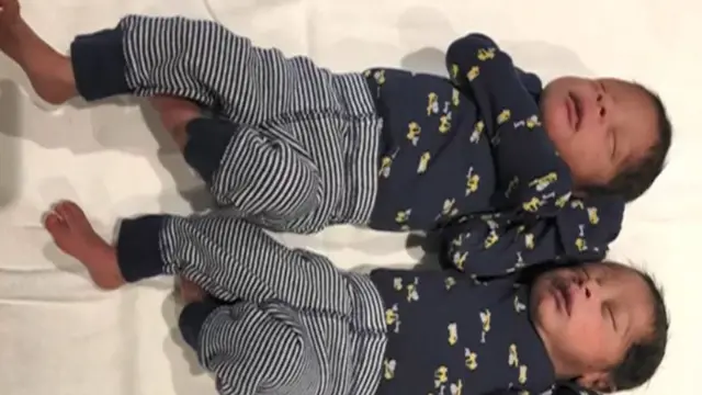 Les deux jumeaux au lit (capture d'écran).