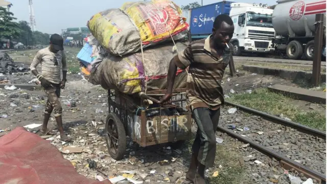 Ọkunrin kan n ru ẹru