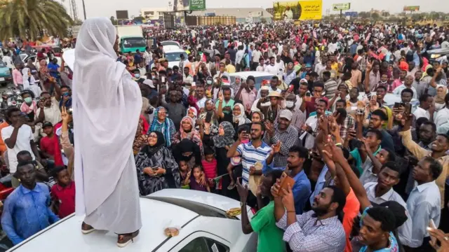 Mais les troubles politiques ont pris de l'ampleur récemment. Les manifestations dans tout le pays ont débuté en décembre 2018, après que le gouvernement eut annoncé la hausse du prix du carburant et du pain. Ici Ici Alaa Salah, devenue le symbole de la contestation.
