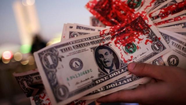 Mão segura notas1win bonus casinodólar falsas com foto1win bonus casinoBolsonaro e marcas1win bonus casinosangue