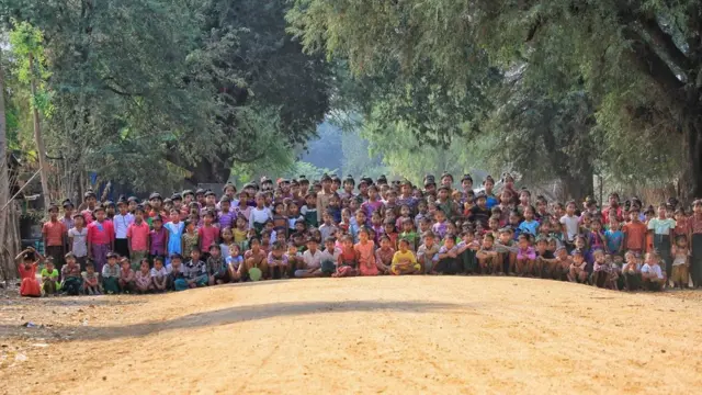 ရေပုတ်ကြီးရွာက ဆံရစ်ဝိုင်းနဲ့ သျှောင်ပေစူးလေးတွေ စုံစုံညီညီ