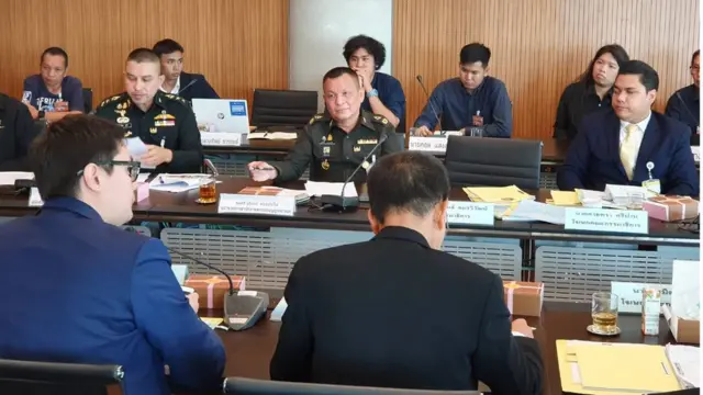 รังสิมันต์ โรม เผชิญหน้ากับ พล.ต.บุรินทร์ ทองประไพ