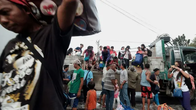 عمليات اجلاء المدنين تجري على قدم وساق