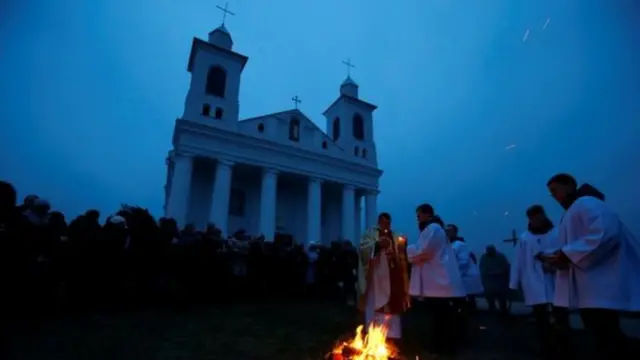 Người dân Công giáo ở làng Ragotna, Belarus, tập trung sau khi mặt trời lặn để thắp lửa Phục sinh.