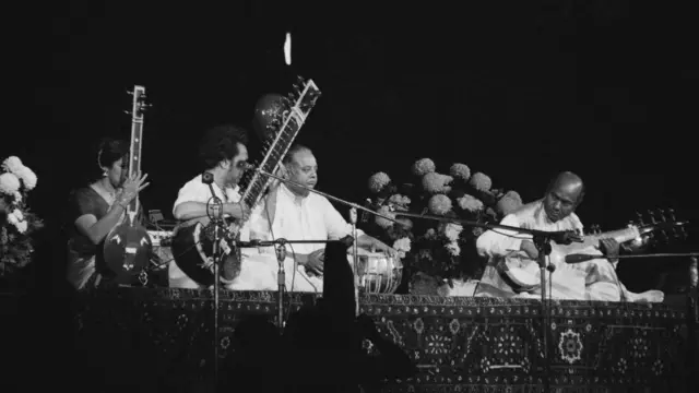 বা থেকে ডানে: তানপুরায় কমলা চক্রবর্তী, সেতারে রবি শঙ্কর, তবলা আল্লা রাখা এবং সরোদ বাজাচ্ছেন আলী আকবর খাঁ