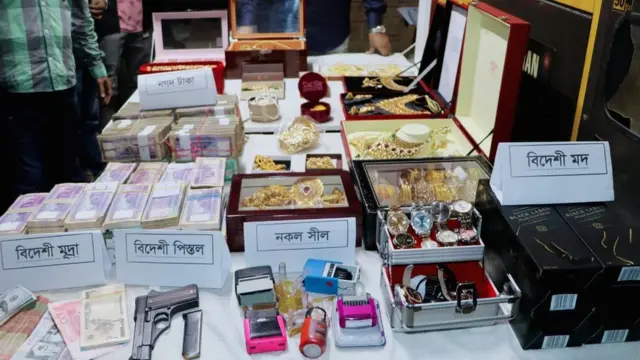মনির হোসেনের বাসা থেকে জব্দ করা অবৈধ সামগ্রীর একাংশ