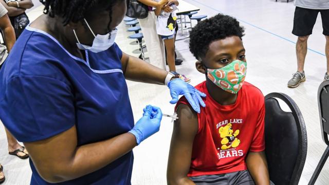 طفل يتلقى اللقاح في فلوريد