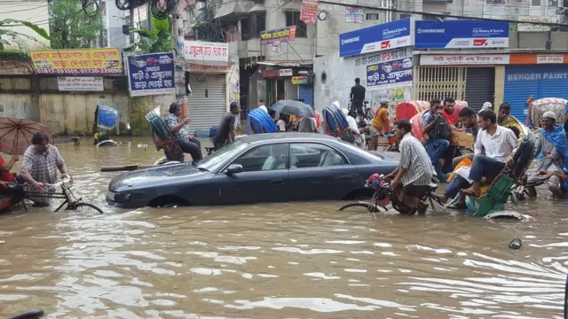 রাস্তায় জলাবদ্ধতায় নাকাল হতে হয় কর্মমুখী সব শ্রেণীর মানুষকেই।