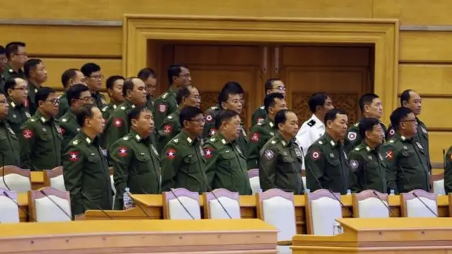 ပူးပေါင်းကော်မတီ ဖွဲ့ဖို့ အရေးကြီးအဆိုကို မတ်တပ်ထရပ်ပြီးကန့်ကွက်ခဲ့ကြ