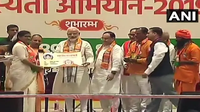 प्रधानमंत्री नरेंद्र मोदी उत्तर प्रदेश में वृक्षारोपन शुरू करते हुए