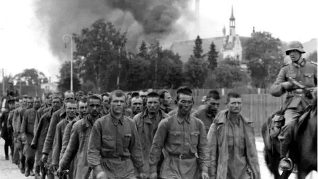 ১৯৪১ সালে লাটভিয়ায় প্রবেশ করে জার্মানি এবং সোভিয়েত সৈন্যদের আটক করে