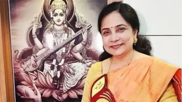 સોશિયલ મીડિયાના ફેસબુક નામના પ્લૅટફૉર્મ પર પારુલ ખખ્ખરે પોતાના પેજ પર 2 માર્ચના રોજ એક કવિતા 'સૂરજમુખીને દેશ' પોસ્ટ કરી છે