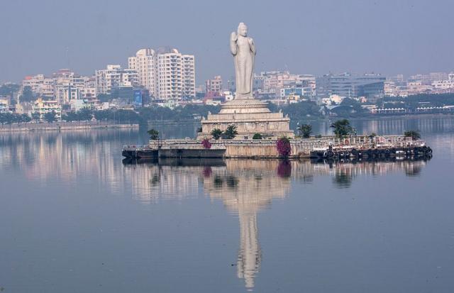 Uma estátua de Buda de 18 metros de altura fica no meio do lago Hussain Sagar, em Hyderabad