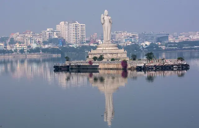 Uma estátuasuper sic boBudasuper sic bo18 metrossuper sic boaltura fica no meio do lago Hussain Sagar,super sic boHyderabad