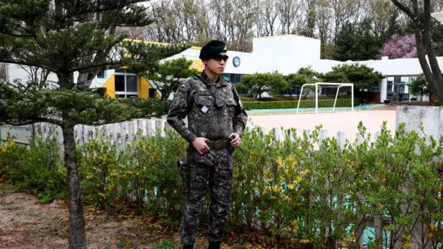 대성동초등학교 앞을 지키는 군인