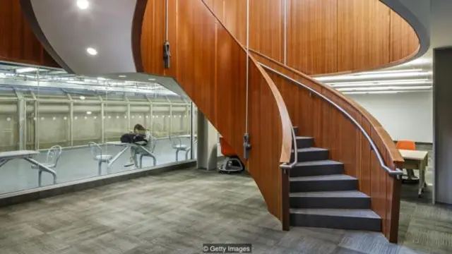 Thư viện MacOdrum của Đại Học Carleton, Ottawa. Sinh viên thường sử dụng các đường hầm dưới đất để đi lại trong khuôn viên của trường, ngay cả khi thời tiết ấm áp