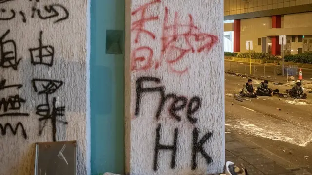 ஆயுதமேந்தி ரயில் நிலையத்திற்குள் புகுந்து தாக்கிய முகமூடி கும்பல் - என்ன நடந்தது?