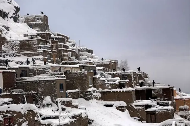 د کابل اسمايي غره لمن کې اوسېدونکي له خپلو بامونو واوره توږي