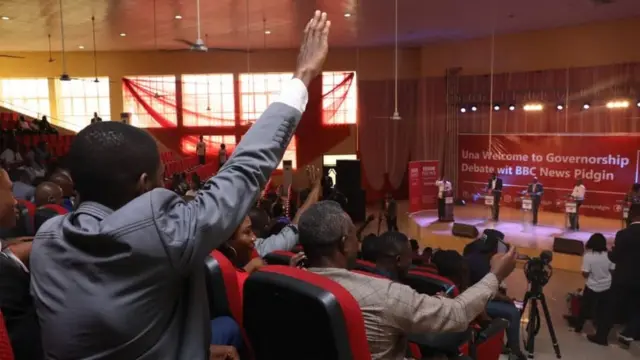 Audience dey raise hand to ask qweshion