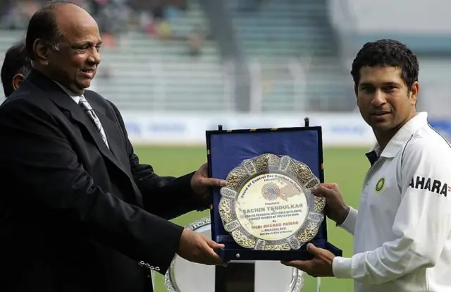 સચીન તેંડુલકર અને શરદ પવાર