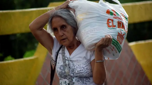 Жители Венесуэлы пересекают границу с Колумбией, чтобы купить продукты, лекарства и предметы первой необходимости, июль 2016