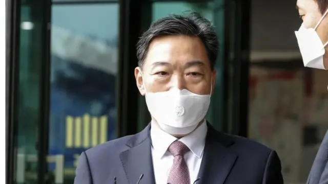 김 총장은 이날 "검수완박 법안 입법절차를 둘러싸고 벌어지고 있는 갈등과 분란에 대해 국민과 검찰 구성원들에게 머리 숙여 죄송하다는 말씀을 먼저 올린다"며 검찰총장으로써 책임을 느낀다고 밝혔다