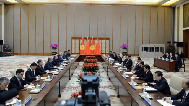 Президент Алмазбек Атамбаев башында турган кыргызстандык делегация Кытайга 13-майда барып, алар “Бир алкак – бир жол” эл форумуна катышты