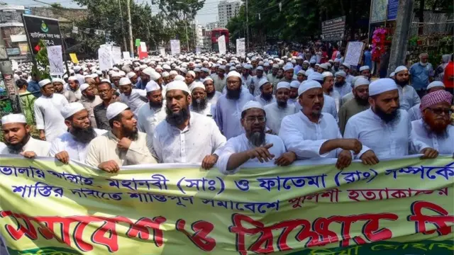 ढाका में प्रदर्शनकारी