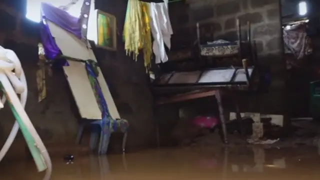 வீட்டுக்குள் வெள்ளம்.