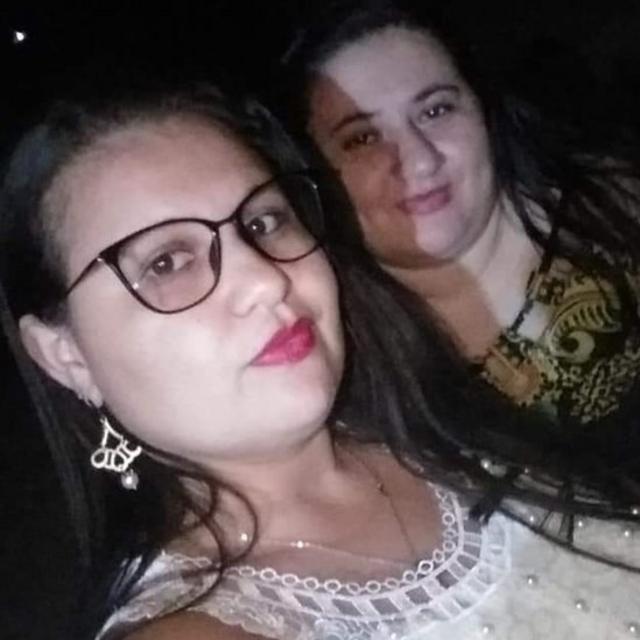 Ana Maria Pereira (à frente) ebet365 siirmã, Lidiane