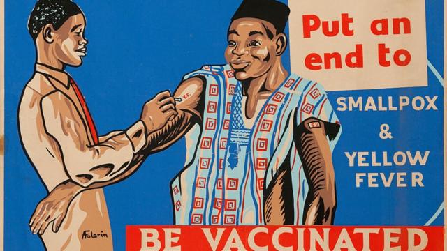 Um homem vacinando outro homem ao lado das palavras: "Ponha fim à varíola e à febre amarela - seja vacinado"