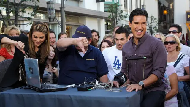 مقدم البرامج الأمريكي ماريو لوبيز وقد اتصل بجهاز لكشف الكذب.