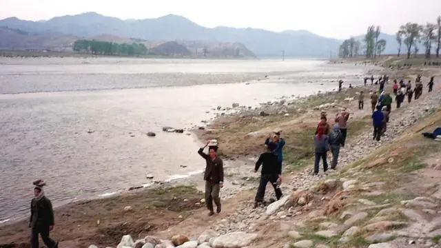 بین سالهای ۱۹۹۴ تا ۱۹۹۸، میلیونها نفر از مردم کره شمالی با قحطی، خشکسالی و سیل دست به گریبان بودند