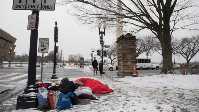 Un hombre que vive en la calle en Washington D.C.