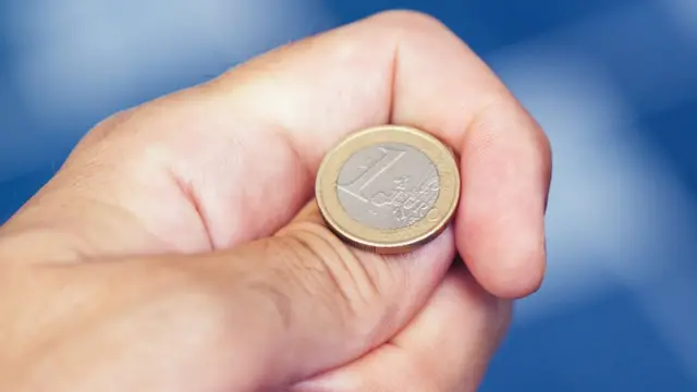 Mano lista para tirar la moneda