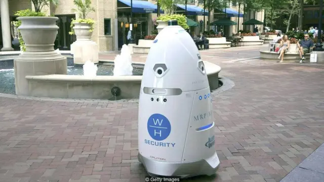 استیو همان ربات نگهبانی است که در حوض مرکز خریدی افتاد که مامور مراقبت از آن بود