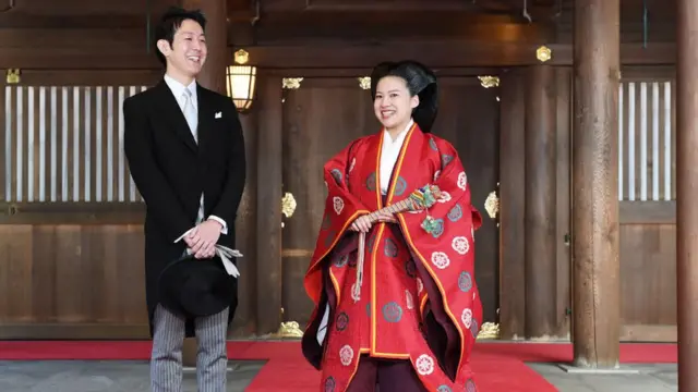 Japanese Princess Ayako and her husband Kei Moriya dey answer questions from journalists afta dia wedding ceremony for di Meiji Shrine inside Tokyo, October 2018
