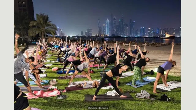 Yoga di bulan purnama di Fairmont The Palm Hotel, 17 September 2016