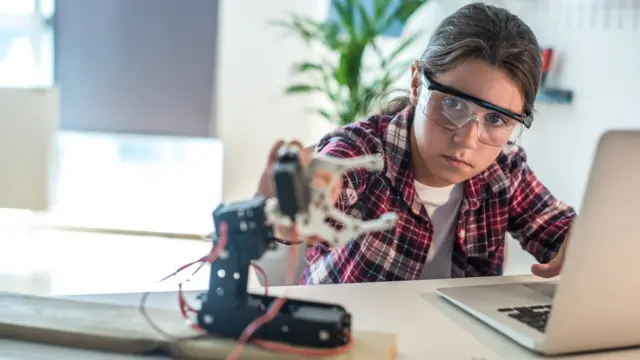 Девочка на робототехническом воркшопе