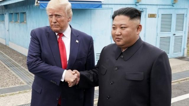 去年6月30日，美国总统特朗普与朝鲜领导人金正恩在板门店朝韩边境非军事区（DMZ）历史性握手