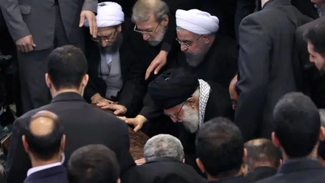 نماز میت را رهبر ایران بر پیکر آقای هاشمی خواند