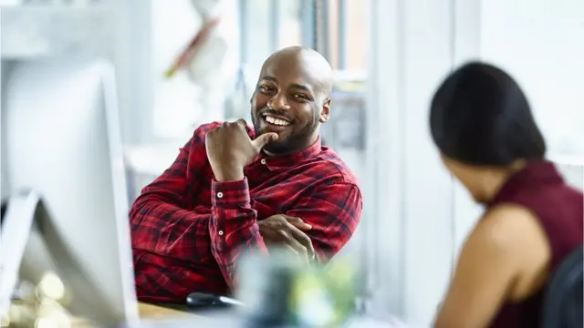 Deux collègues qui discutent au travail