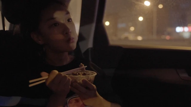 หลายครั้งที่เด็กสาวต้องทานข้าวเย็นในรถ