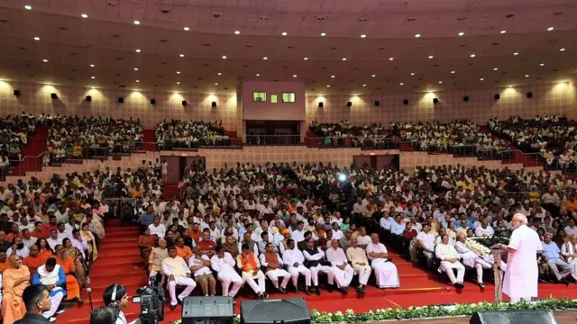 नरेंद्र मोदी