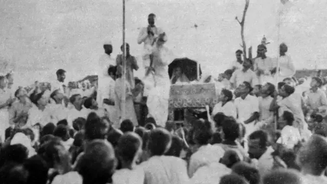 २००७ सालको क्रान्ति सफल भएपछि राजविराजमा मन्तव्य दिँदै जयप्रकाश नारायण