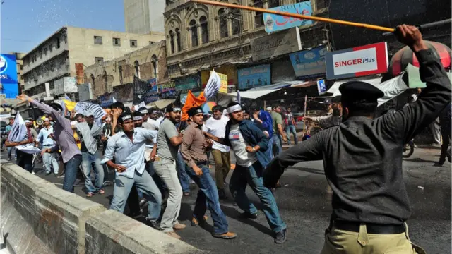 Pakistan'da güvenlik güçlerinin, Hizb-ut Tahrir'in düzenlediği bir gösteriye müdahalesi.